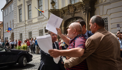 Faur Isaia, condus la gară după ce a făcut scandal la vizita lui Iohannis