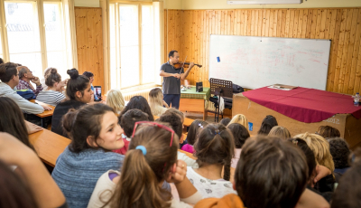 Violonistul Erzhan Kulibaev a susținut un masterclass pentru elevii sibieni