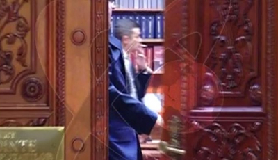 VIDEO - Premierul Grindeanu filmat în timp ce încalcă legea în Parlament