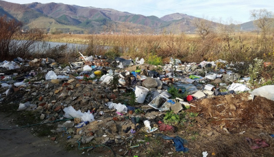 Lecţie de bună purtare: O femeie din Mehedinţi a primit acasă un colet cu gunoiul pe care l-a aruncat pe marginea şoselei