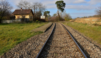 Poliția rutieră verifică șoferii care trec cu mașina peste șinele de tren