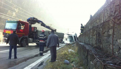 FOTO VIDEO Accident pe Valea Oltului: TIR-ul răsturnat, păzit de jandarmi. Era încărcat cu marfă pentru METRO