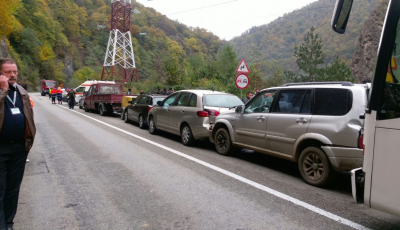 FOTO. Accident cu șapte autovehicule pe Valea Oltului, la Viaductul Cârligul Mic
