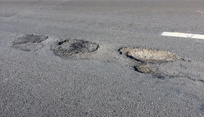 Autostrada demolată și reconstruită are noi probleme: gropi ca în câmp