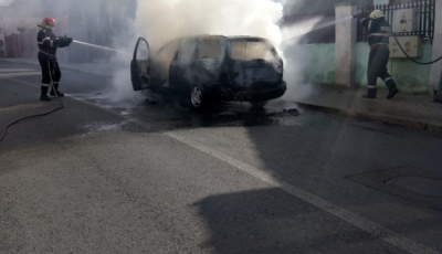 Incendiu la o mașină aflată în mers