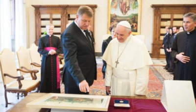 Papa Francis vine azi în România. De la București, la Blaj, prin Sibiu. De la președinte, la comunități de romi