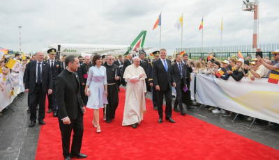 VIDEO Papa Francisc a ajuns printre sibieni: ”m-a impresionat că s-a dus și spre ceilalți angajați”