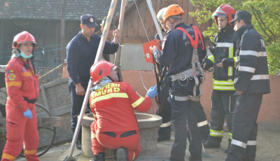 O femeie de 70 de ani a căzut într-o fântână adâncă de 10 m. Bătrâna ar fi vrut să se sinucidă