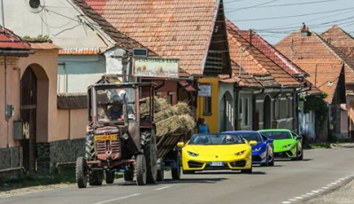 Povestea celor trei Lamborghini aliniate în spatele unui tractor cu paie din Cârțișoara: „vara tot vedem mașini din astea” | VIDEO