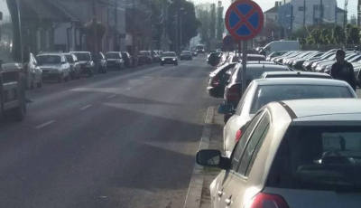 Cum vede Primăria rezolvarea aglomerației de pe Henri Coandă. Și de ce nu e deranjată de parcarea pe  „spațiile verzi“