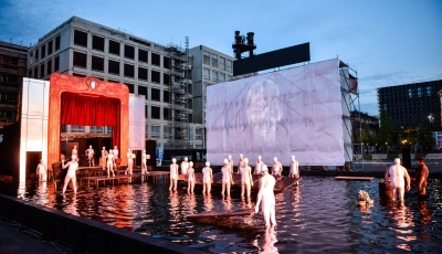 Actorii sibieni au transformat un bazin cu apă în scenă de spectacol. La Luxemburg