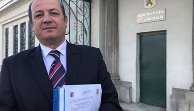 După 327 de km pe jos, primarul Copșei Mici începe să stea: pe la ușile de la București