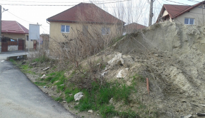 Viața în Sibiu: de zece ani vecini cu un munte de nisip
