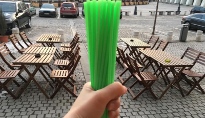 Nouă din zece sibieni nu pot bea fără pai de plastic. “Adu, tu, un pai normal!“