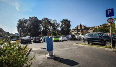 Sala Transilvania ia parcarea Spitalului din centrul orașului. Din care să facă profit