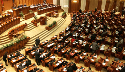 Foştii parlamentari primesc mâine pensiile speciale. Lista sibienilor