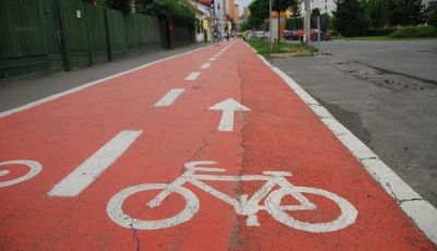 Copil de 8 ani rănit la cap, după ce a intrat într-un biciclist