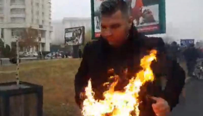 Un preot și-a dat foc în fața Catedralei Mântuirii Neamului