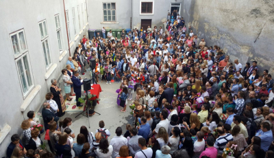 O masă pe zi elevilor sibieni: 80 de g de pâine, 40 de g de carne sau brânzeturi, 40 de g de legume și un fruct