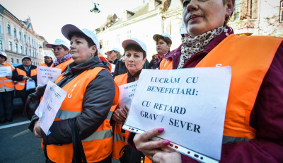 FOTO | Protestul asistenților sociali: Consiliul Județean le va oferi sporurile