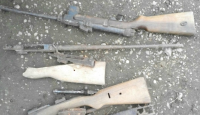 Muniție și arme vechi, dezgropate de sub șură. Proprietarii au dosar penal
