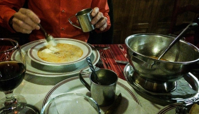 Prima. La coadă la ciorbă de burtă să nu mergi cu salopeta. Dar nici cu fracul