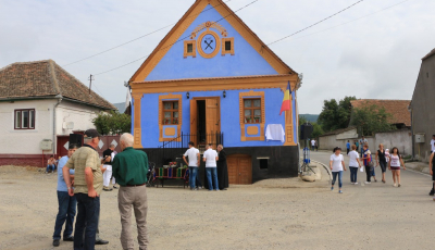 FOTO La Săcădate, vizitatorii se întorc în timp, prin casa albastră