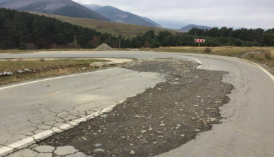 Drumul dintre Rășinari și Poplaca s-a surpat. Încă nu a ieșit din garanție | foto video