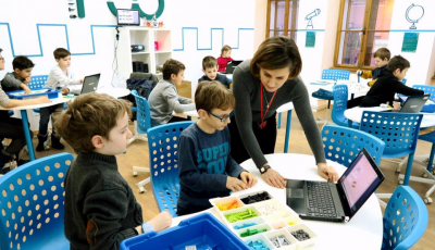 „Științele sunt interesante și incitante”. Științescu Hub - o alternativă la orele plictisitoare de chimie, matematică sau fizică