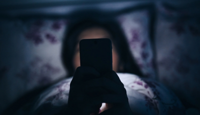 Folosirea telefonului mobil pe întuneric provoacă orbirea