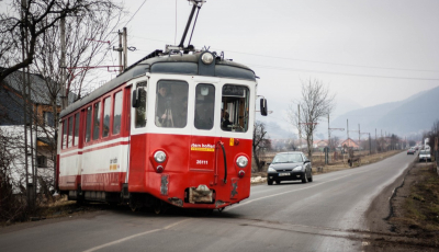 Un primar sibian aleargă pentru ca micuții din plasament să se plimbe cu tramvaiul. S-a înscris la 21 km