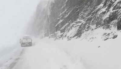 VIDEO Ninge pe Tranfăgărășan. Drumul e închis, toate mașinile au fost evacuate