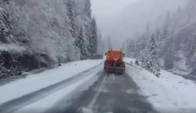 VIDEO-Pe Transfăgărășan ninge în 1 mai ca-n miez de iarnă