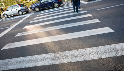 Bărbat în stare gravă, după ce a fost lovit pe trecere