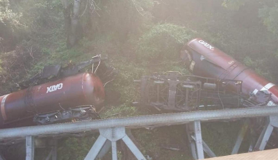 FOTO-Tren de marfă prăbușit de pe un pod care s-a rupt, lângă Craiova