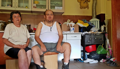 Povestea unei mame ce-și îngrijește singură cei trei fii orbi