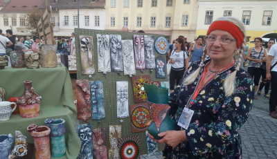 Vivi Martin și obiectele din lut: Învățăcel la 50 de ani, alături de copii, meșter în ale ceramicii la 67