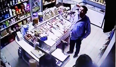 Au furat aproape 3.000 de lei dintr-un magazin. Nu știau că sunt filmați | VIDEO