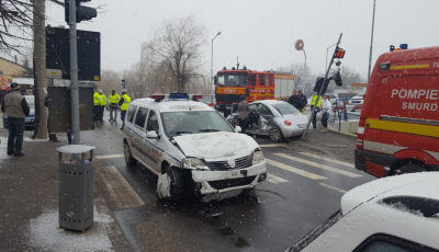 Foto-Video | Accident cu mașina poliției. O șoferiță a intrat pe roșu
