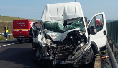 Accident pe autostradă, la Aciliu. Un șofer de microbuz a adormit la volan