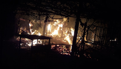 Incendiu la un garaj. Flăcările ar putea ajunge la alte trei garaje