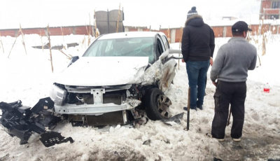 Șofer pe contrasens la Boița a provocat un accident. Trei persoane au ajuns la spital
