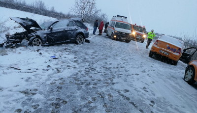Taxi implicat într-un accident, la Cristian. Trei răniți au fost transportați la spital