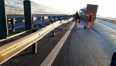 Circulație restricționată pe A1, zona Miercurea. Un autotren a intrat în parapet | FOTO