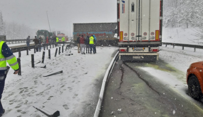FOTO | Un TIR a rupt parapetul de pe A1 și a intrat pe contrasens, în alt TIR. Trafic blocat