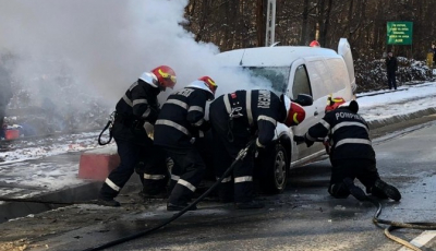 Mașină în flăcări între Sibiu și Rășinari. Mai mulți pompieri au încercat să stingă focul
