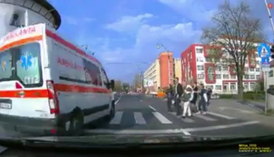 VIDEO-Ambulanță pe roșu, fără sirenă, printre pietoni. Poliția verifică șoferul