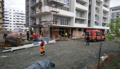 Muncitor mort în Șelimbăr, după ce a căzut de la etajul cinci