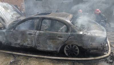 Mașină distrusă de incendiu. Focul a pornit de la un scurt circuit