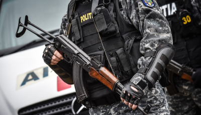 Un polițist e în stare gravă după ce a fost atacat cu o sabie în timpul unor percheziții, în Rădăuți